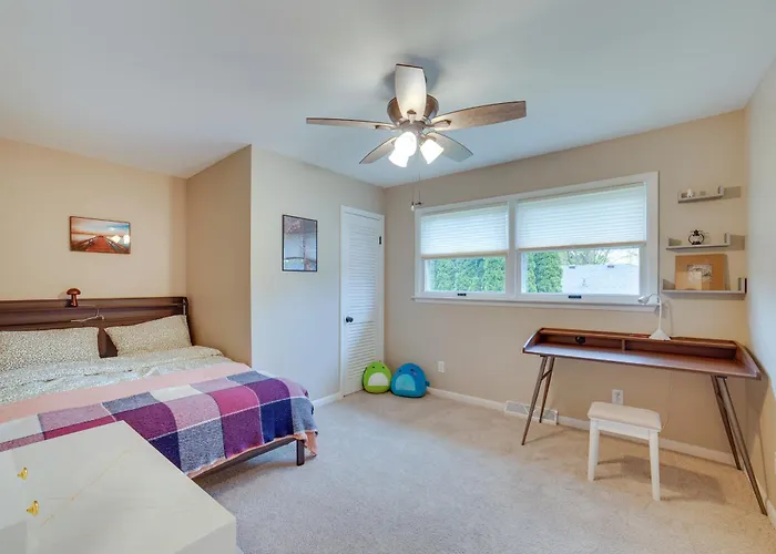 Modern Home: 2 Mi To Of Illinois Urbana