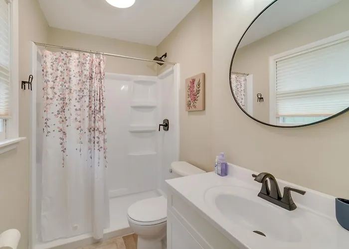 Modern Home: 2 Mi To Of Illinois Holiday home