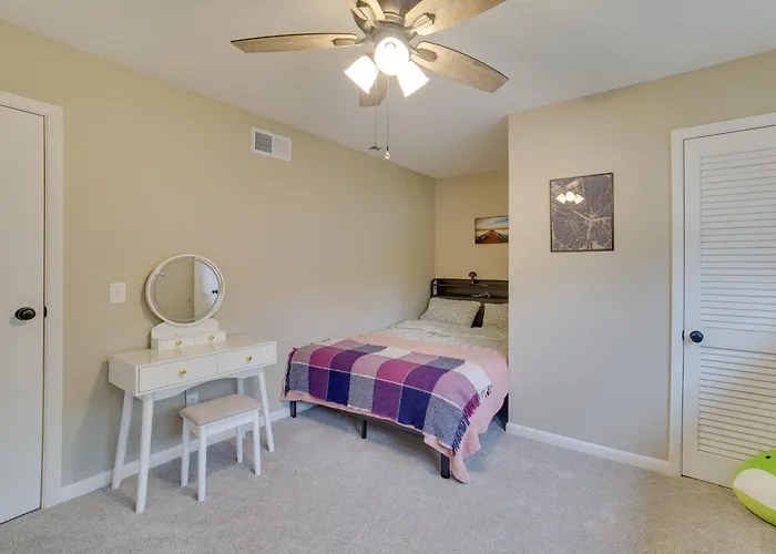 Modern Home: 2 Mi To Of Illinois Holiday home *