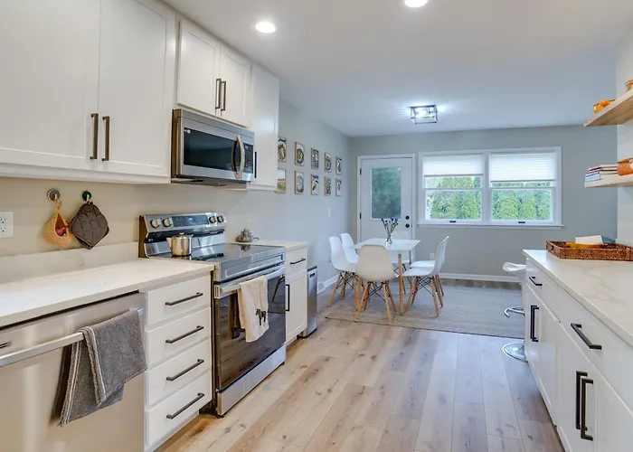 Modern Home: 2 Mi To Of Illinois *