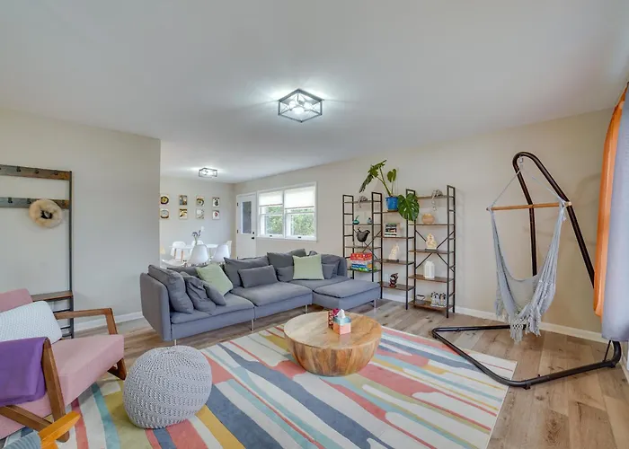 Modern Home: 2 Mi To Of Illinois