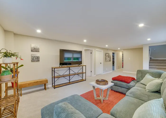 Modern Home: 2 Mi To Of Illinois Holiday home Urbana