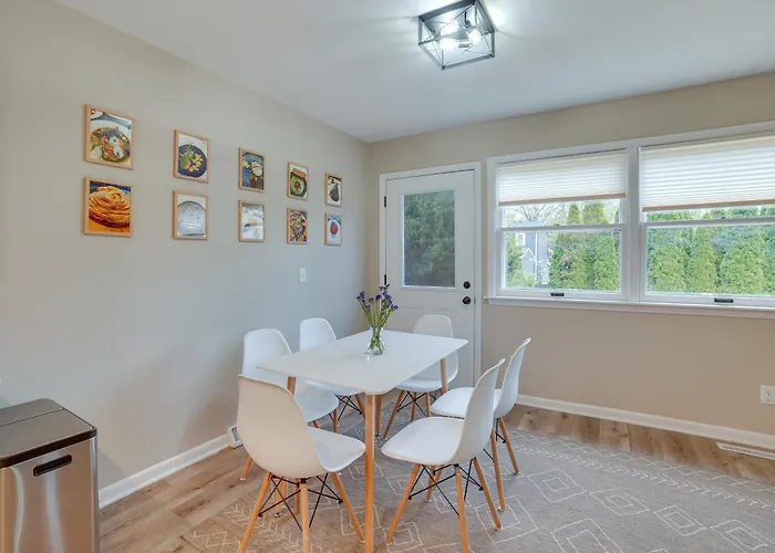Modern Home: 2 Mi To Of Illinois