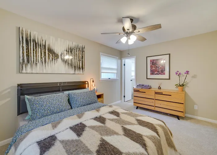 Modern Home: 2 Mi To Of Illinois Holiday home