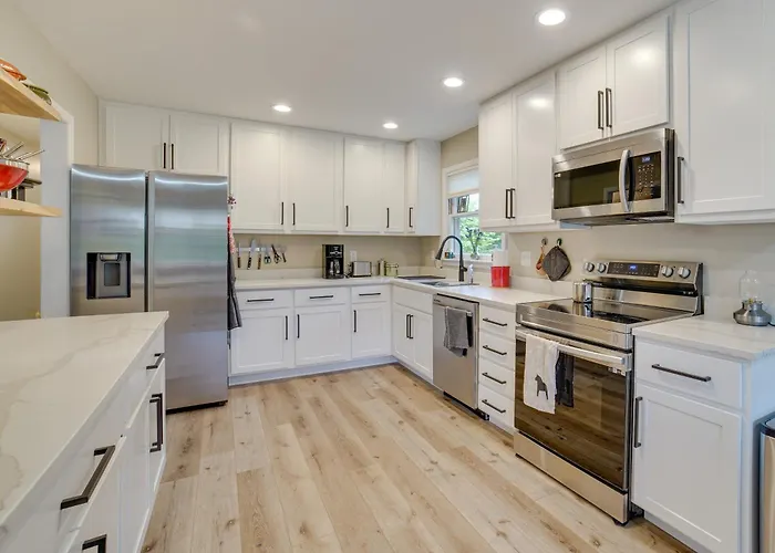 Modern Home: 2 Mi To Of Illinois Holiday home Urbana