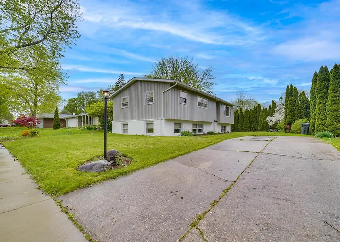 Holiday home Modern Home: 2 Mi To Of Illinois *