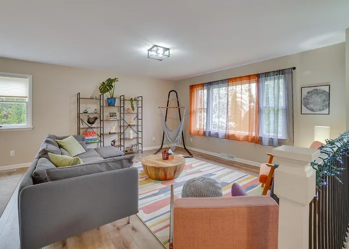 Modern Home: 2 Mi To Of Illinois Holiday home *