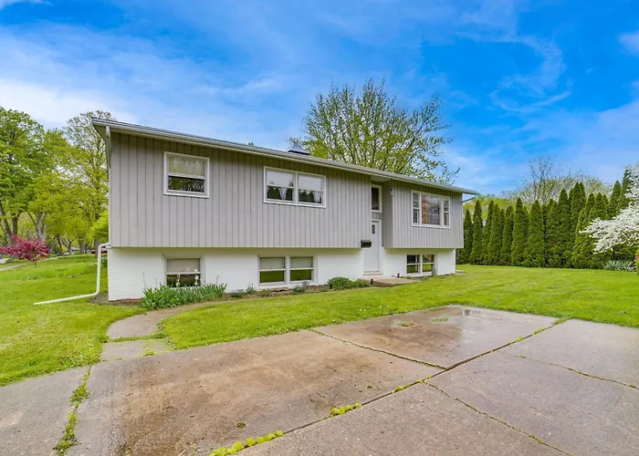 Modern Home: 2 Mi To Of Illinois Holiday home Urbana